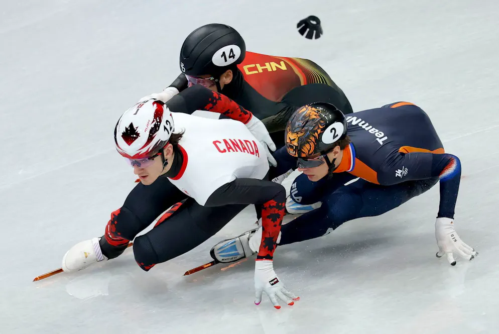 Die besten Bilder der Olympischen Spiele 2026 in Milano Cortina. Felix Roussel (links), Jens van 't Wout (rechts) und Liu Shaoang verschenken im Shorttrack keinen Meter.