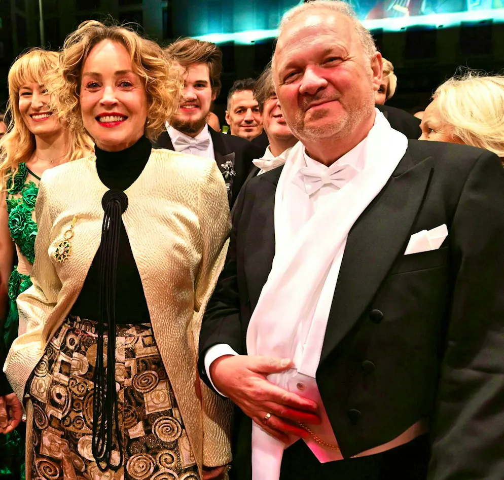 «Sopraffatta»: Sharon Stone abbandona brevemente il Ballo dell'opera di Vienna. L'attrice indossava una creazione dello stilista Valentino ispirata allo stile pittorico dell'artista austriaco Gustav Klimt.