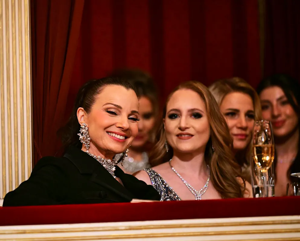Wiener Opernball 2026. Erkennst du diesen Star wieder? Es ist Fran Drescher, bekannt aus «Die Nanny». Hinter ihr sitzt Jaqueline Lugner, die Tocher von Richard Lugner. Der Baulöwe erschien immer mit einem Star-Gast am Ball. Lugner starb 2024.