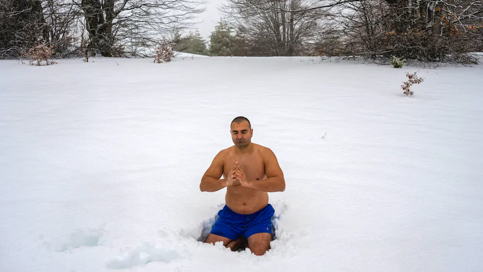Vladimir Stevanovic en pleine méditation dans la neige.
