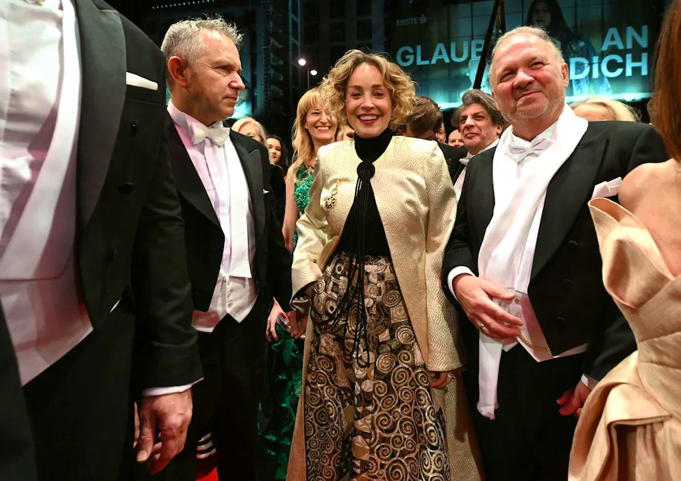 Wiener Opernball 2026. … um sich zu erholen. Später erscheint sie wieder strahlend in der Oper. 