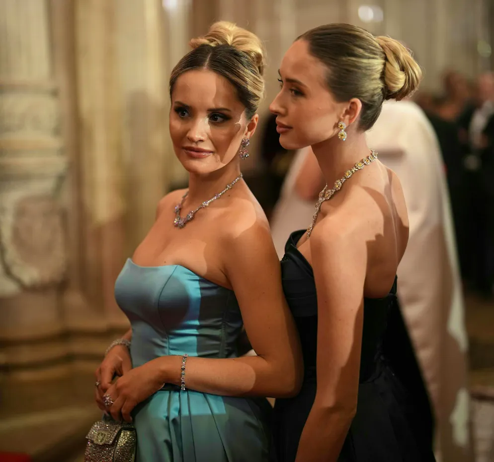 Wiener Opernball 2026. Durften an diesem Anlass mit grosser Highsociety-Dichte nicht fehlen: Davina Geiss (l.) und Shania Geiss, die Töchter von Unternehmer und RTL2-Star Robert Geiss. 