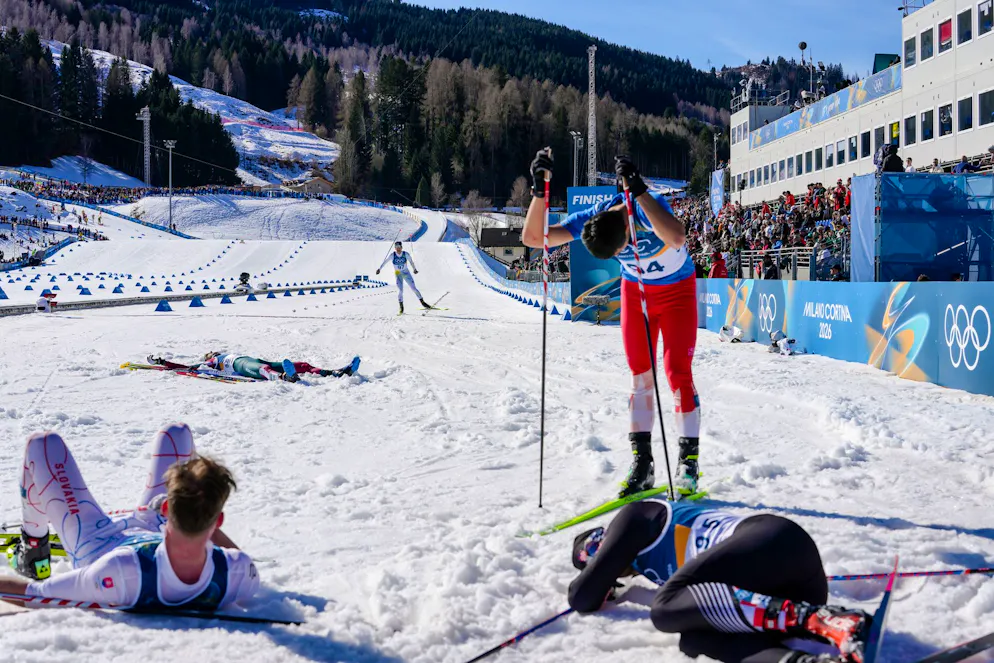 Die besten Bilder der Olympischen Spiele 2026 in Milano Cortina. Völlig ausgepumpt: Die Langlauf-Stars nach dem Rennen über 10 km. Nur Mateo Lorenzo Sauma aus Argentinien hält sich auf den Beinen.