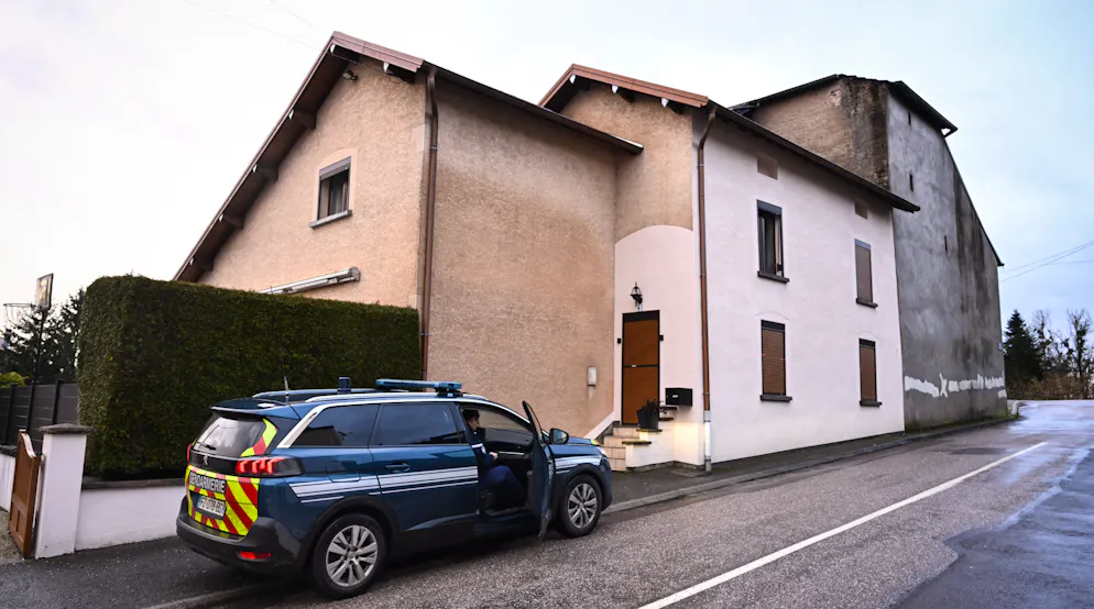 Des gendarmes français se rassemblent devant la maison où les corps de deux nourrissons ont été découverts dans un congélateur à Ailleviller-et-Lyaumont, dans l'est de la France, le 12 février 2026.