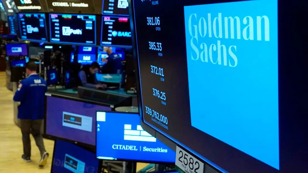 ARCHIV - Das Logo von Goldman Sachs erscheint über einem Handelsposten auf dem Parkett der New York Stock Exchange. Foto: Richard Drew/AP/dpa
