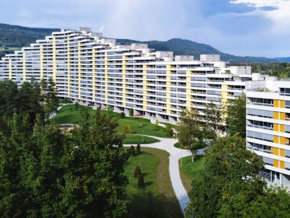 Die Häuser im Telli-Quartier in Aarau sollen renoviert werden. Zuerst hiess es, die Mieter*innen dürfen bleiben. Nun müssen sie die Wohnung für eine bestimmte Zeit räumen.