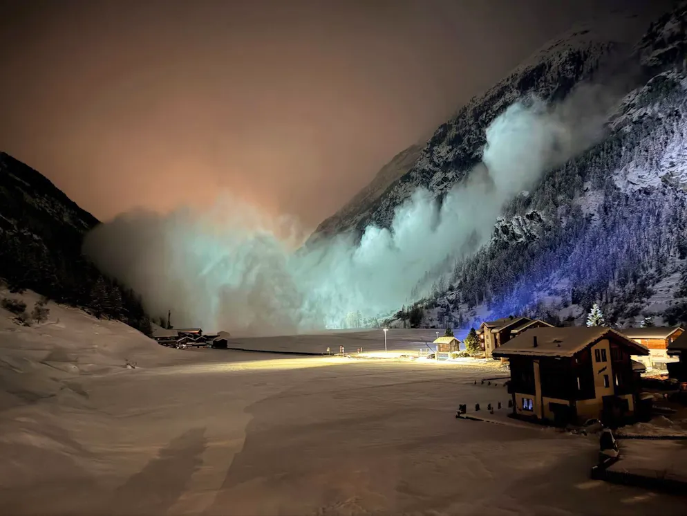 Selon les informations de "Météo Robin", dans la vallée de Zermatt, une coulée nocturne a projeté un nuage de neige jusqu’à proximité d’habitations.