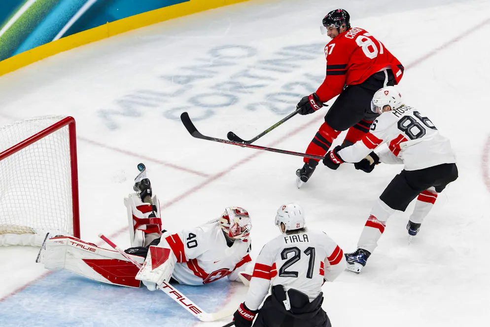Olimpiadi 2026. Akira Schmid ferma Sidney Crosby con una parata spettacolare.
