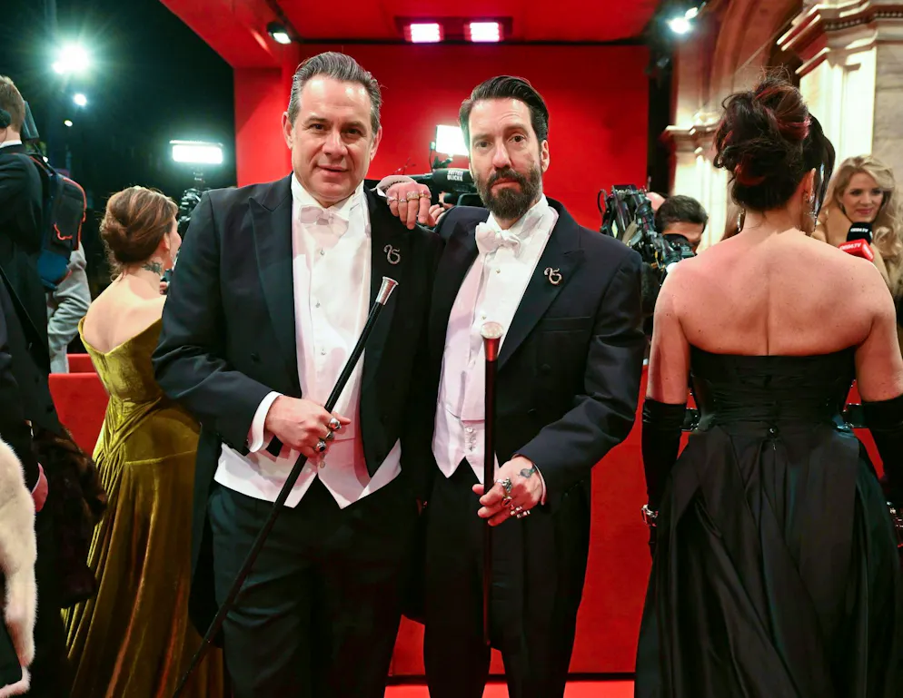 Wiener Opernball 2026. Kamen wohl nicht mit dem Pferd zum Ball: Die deutschen Boss Hoss-Cowboys Sascha Vollmer (li.) und Alec Völkel. 