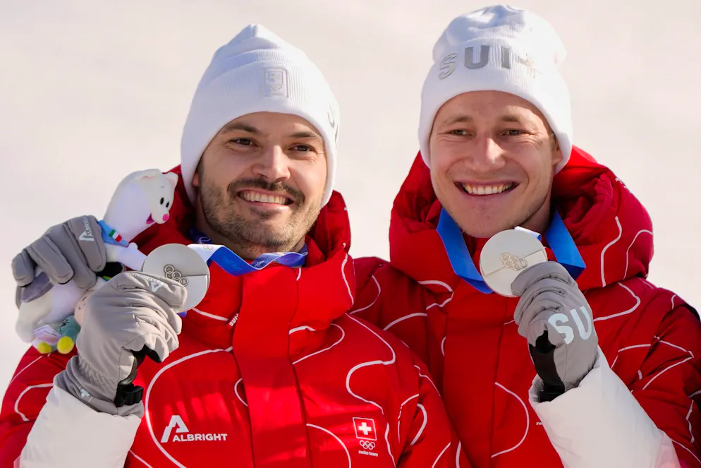 Loïc Meillard e Marco Odermatt festeggiano la medaglia d'argento nella combinata a squadre.