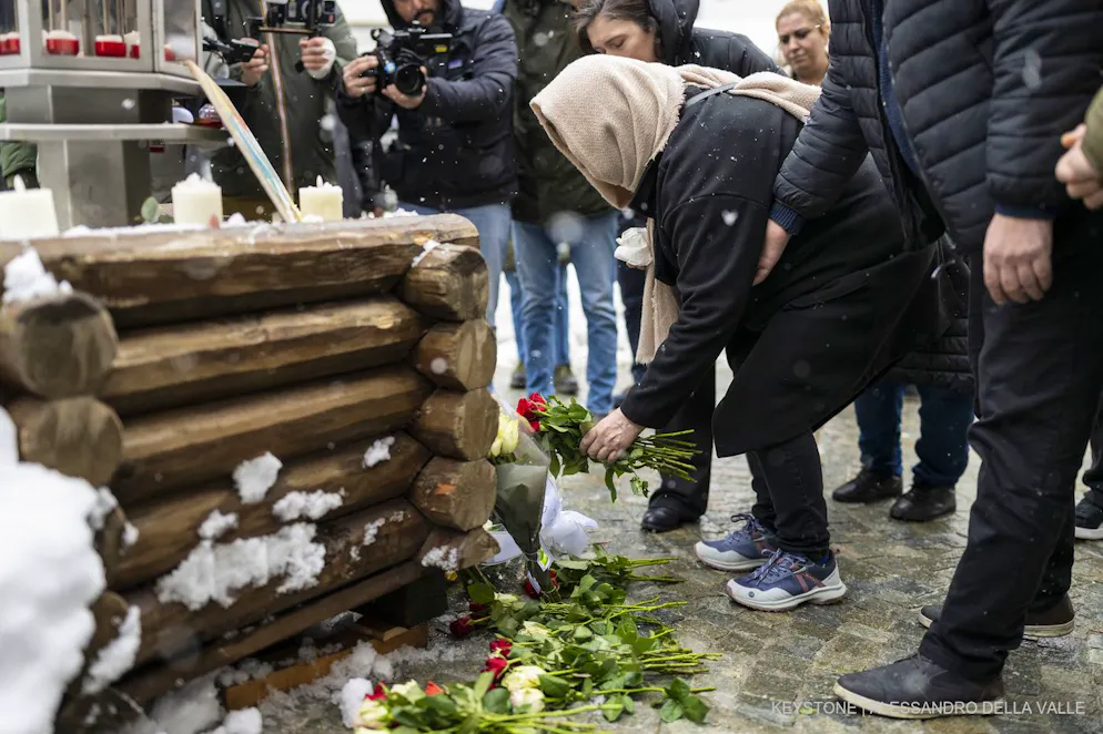 Die Mutter eines Opfers legt Blumen vor der Bar «Le Constellation» in Crans-Montana nieder, um der Opfer des tödlichen Brandes im «Le Constellation» zu gedenken.