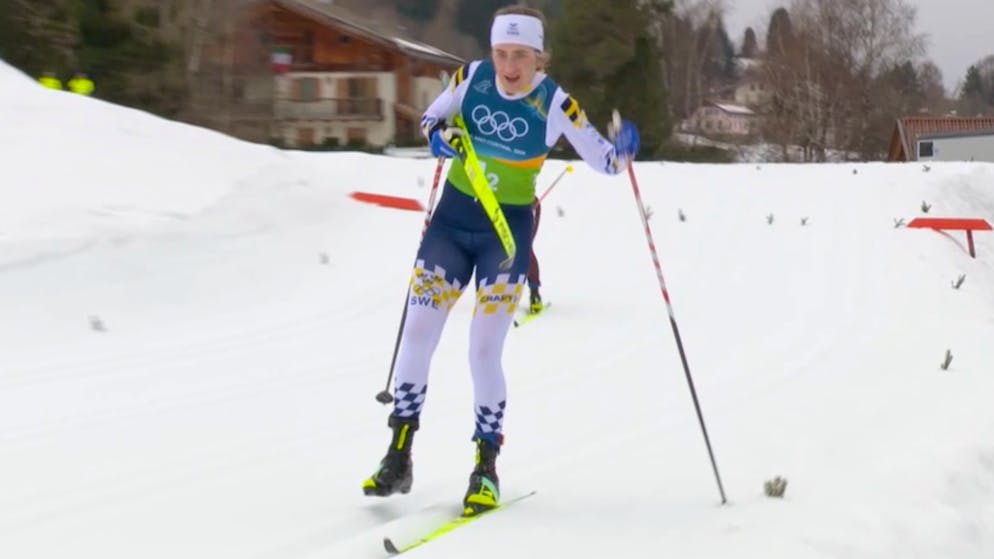 Drama in der Langlauf-Staffel. Schwedin stürzt und muss mit einem Ski weiterlaufen – Goldmedaille futsch