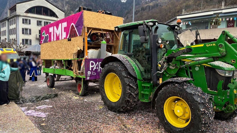 Unfall auf Festwagen. Mehrere Verletzte nach Explosion an Fasnachtsumzug im Wallis