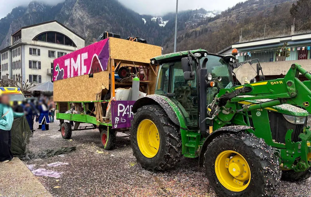 In Le Châble VS explodiert beim Fasnachtsumzug der Kompressor einer Konfettikanone.