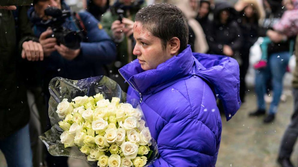 Incendio. Decine di persone omaggiano le vittime di Crans-Montana nei pressi del bar