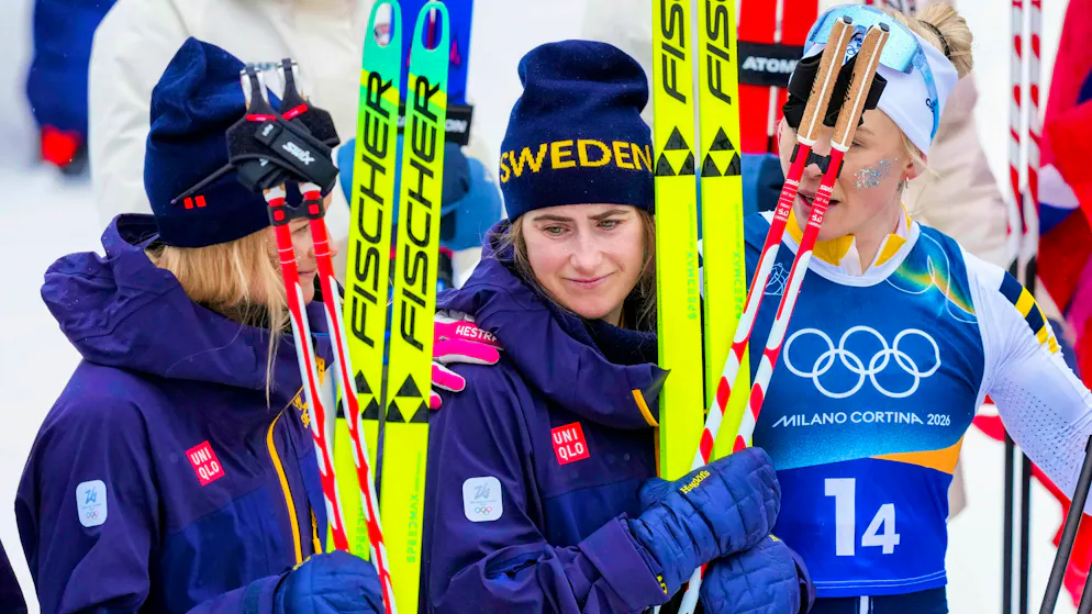 Ebba Andersson (al centro) viene confortata dalle compagne di squadra dopo la gara.