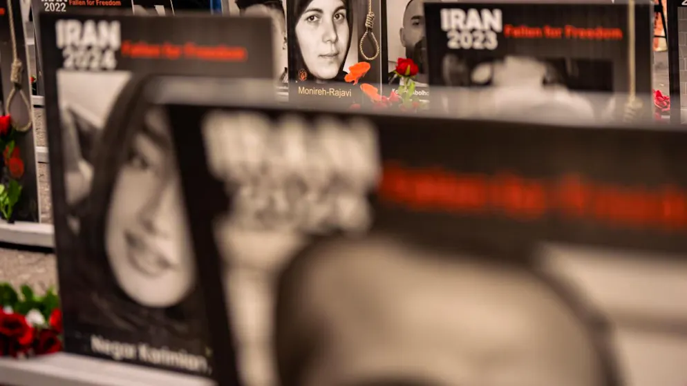 ARCHIV - Fotos und Geschichten von Iranern, die als politische Gefangene von ihrer Regierung hingerichtet wurden, werden bei einer Demonstration gezeigt. Foto: Angelina Katsanis/FR172095 AP/dpa