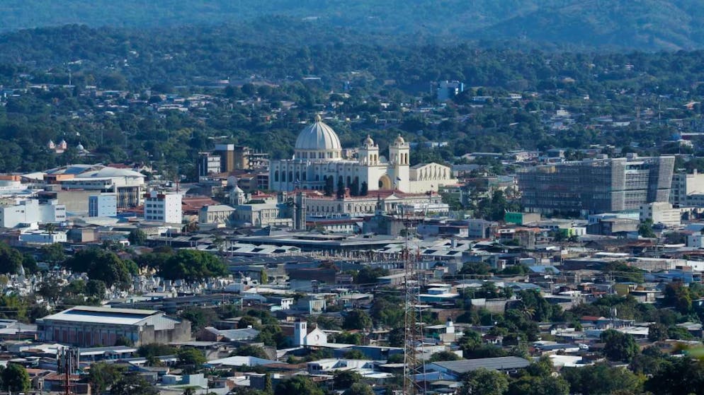 Incendio. Le fiamme devastano il centro storico di San Salvador, cinque morti