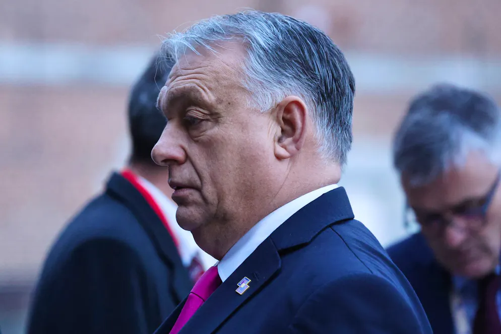 Dans sa volonté de construire ce qu'il a appelé un «État illibéral», M. Orban est accusé d'avoir réduit au silence les voix critiques de la magistrature, du monde académique, des médias et de la société civile, et d'avoir restreint les droits des minorités.