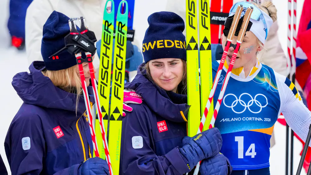 Ebba Andersson (Mitte) wird nach dem Rennen von ihren Teamkolleginnen getröstet.