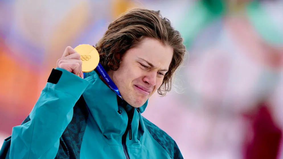 Lucas Pinheiro Braathen en larmes au moment de recevoir sa médaille d’or.