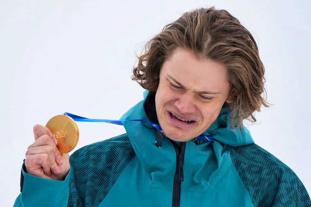 Olimpiadi 2026. Il brasiliano Lucas Pinheiro Braathen è sopraffatto dall'emozione mentre tiene in mano la sua medaglia d'oro nello sci alpino, nella gara di slalom gigante maschile, alle Olimpiadi invernali 2026, a Bormio, Italia, sabato 14 febbraio 2026. (AP Photo/Rebecca Blackwell)