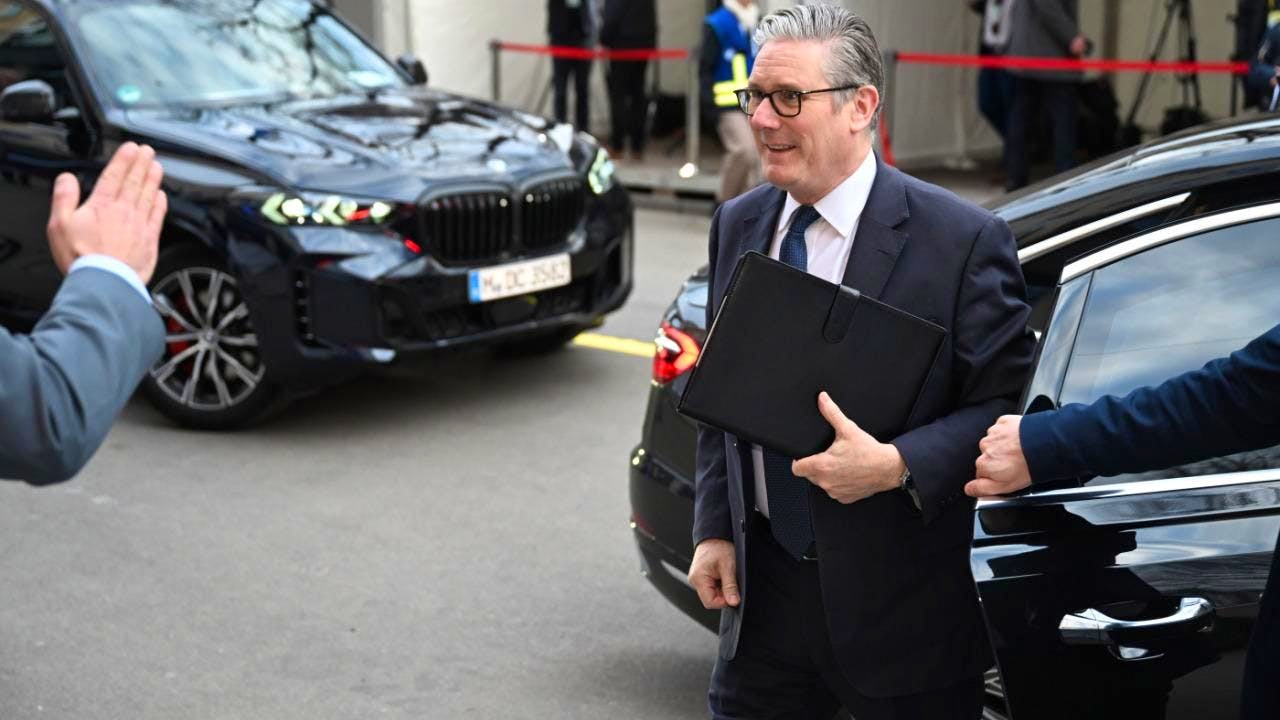 Great Britain. British send aircraft carrier to the Arctic