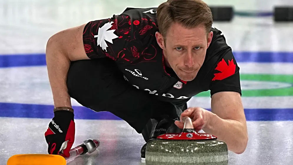 Kanadas Curler Marc Kennedy legte sich im Duell gegen Schweden mit einem Gegenspieler an.