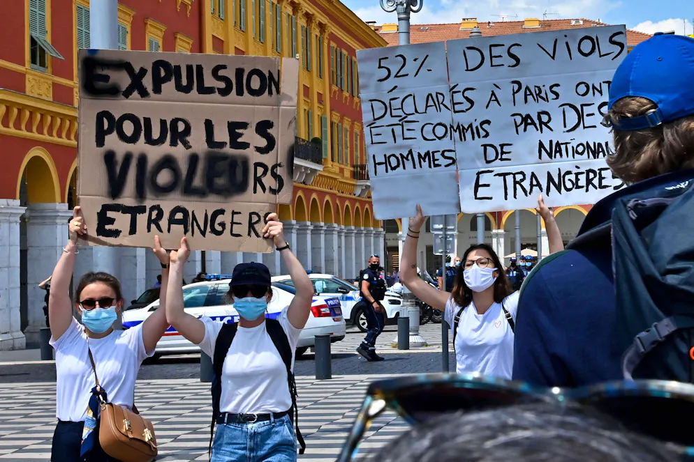 Des membres du collectif d'extrême droite Némésis sont venus perturber le début d'une manifestation féministe qui dénonçait les violences faites aux femmes migrantes et demandait une Europe sans frontière, à Nice, le 5 juin 2021. 