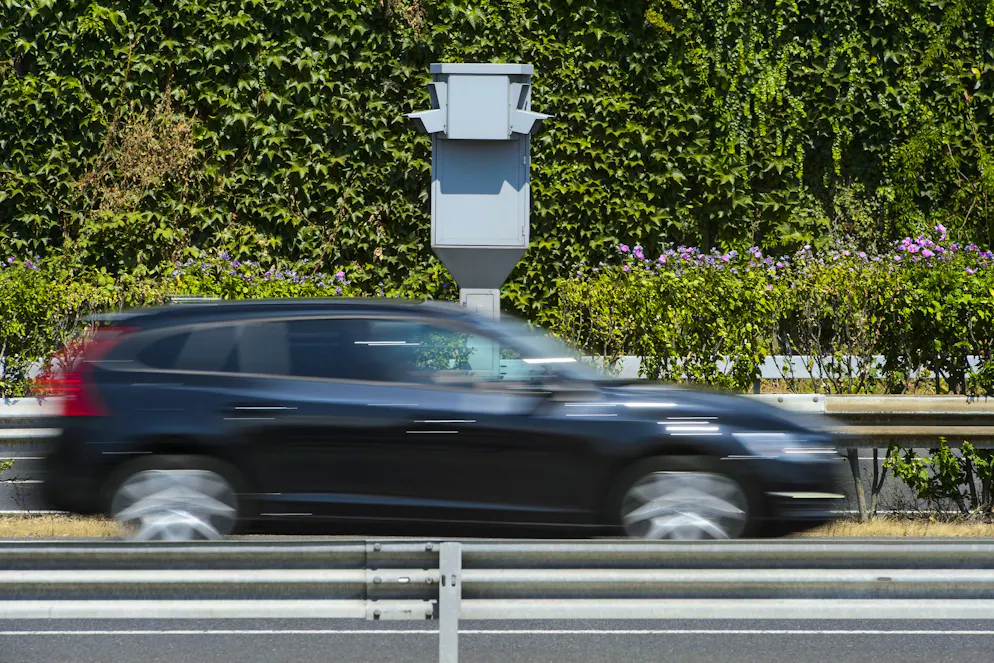 Une voiture roule devant un radar sur l'autoroute entre Morges et Lausanne ce mercredi 22 juillet 2015 a Lonay. (KEYSTONE/Jean-Christophe Bott)