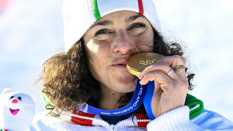 Federica Brignone sorride con la sua medaglia d'oro.
