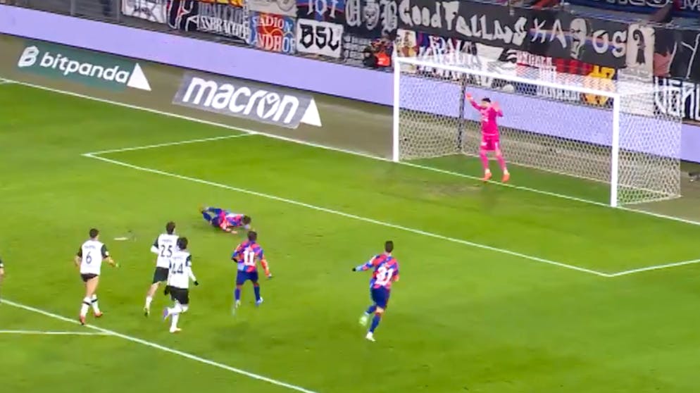 Video ticker. Shaqiri misses the penalty twice - shortly afterwards Lugano equalizes