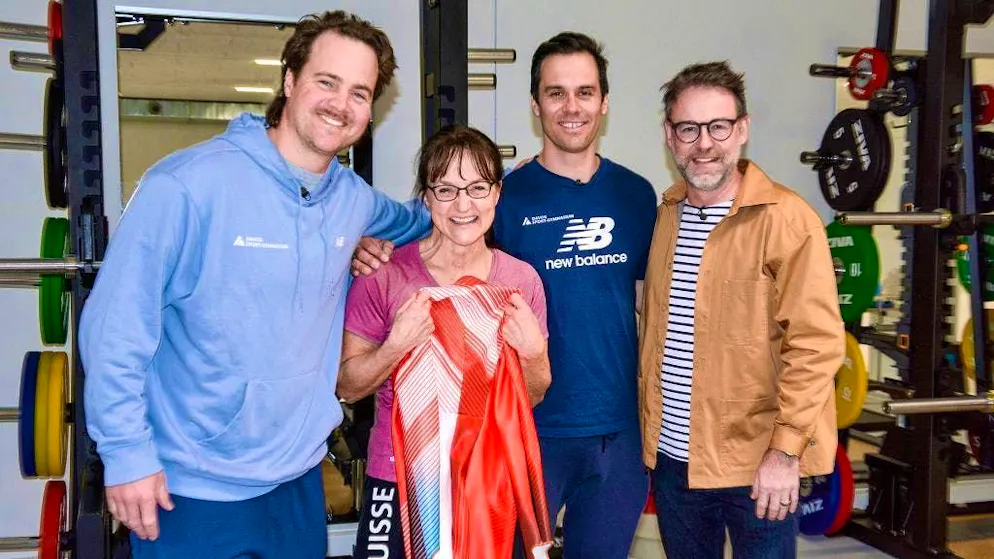 After a warm-up session with Olympic champion Sandro Viletta (2nd from right), Any (center) is invited to a special slalom training session by SRF expert Marc Berthod (left).