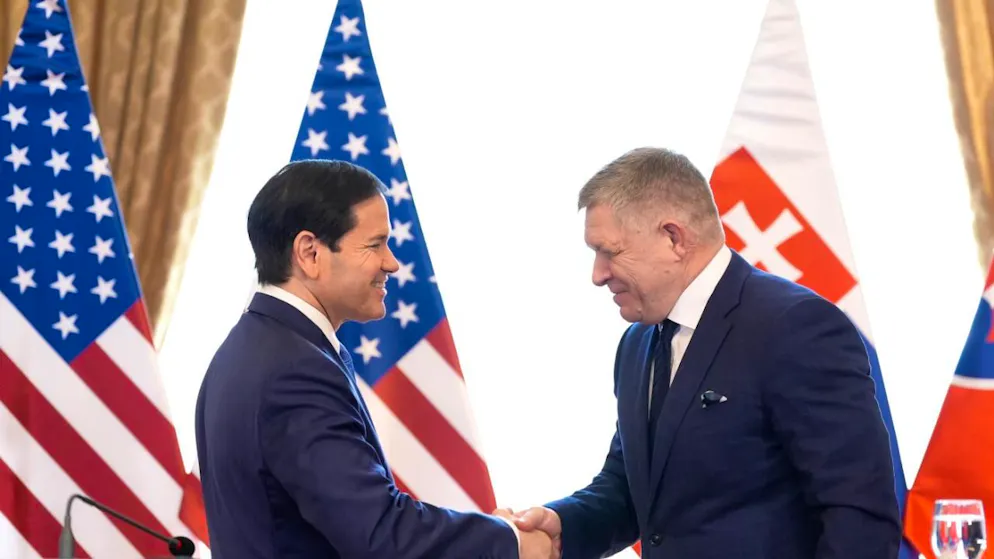 Marco Rubio et le premier ministre slovaque Marco Rubio. Ce dernier aurait exprimé lors d'une récente visite en Florid son inquiétude quant à l'état mental du président américain, mais Washington et Bratislava ont vigoureusement démenti.