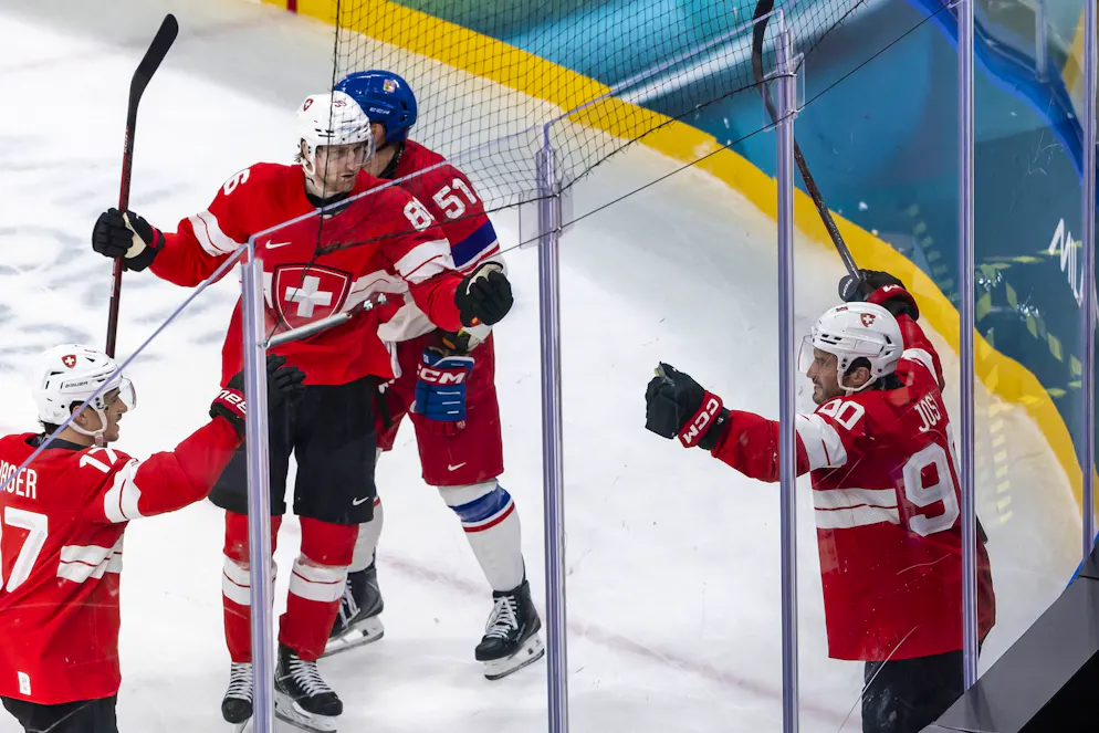 Olimpiadi 2026. Roman Josi sigla il momentaneo 1-1 e festeggia coi compagni.