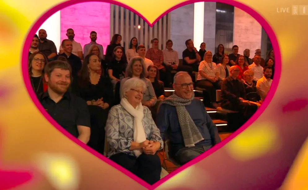 No scandal like elsewhere: the "KissCam" in the "Happy Day" studio.