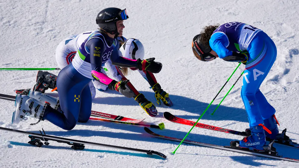 Die Silber-Gewinnerinnen Sara Hector und Thea Louise Stjernesund verneigen sich vor Federica Brignone.