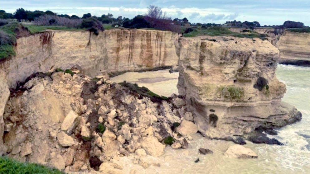 Maltempo in Italia. Si sbriciolano in mare i noti faraglioni di Sant'Andrea di Melendugno