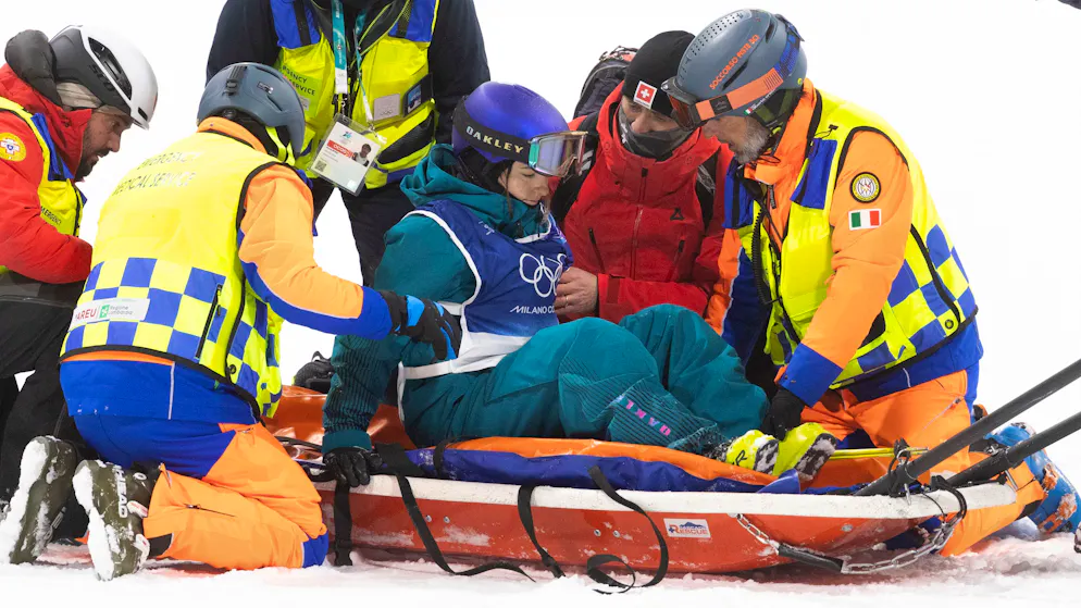 Mathilde Gremaud a été placée sur une civière dans l'aire d'arrivée.
