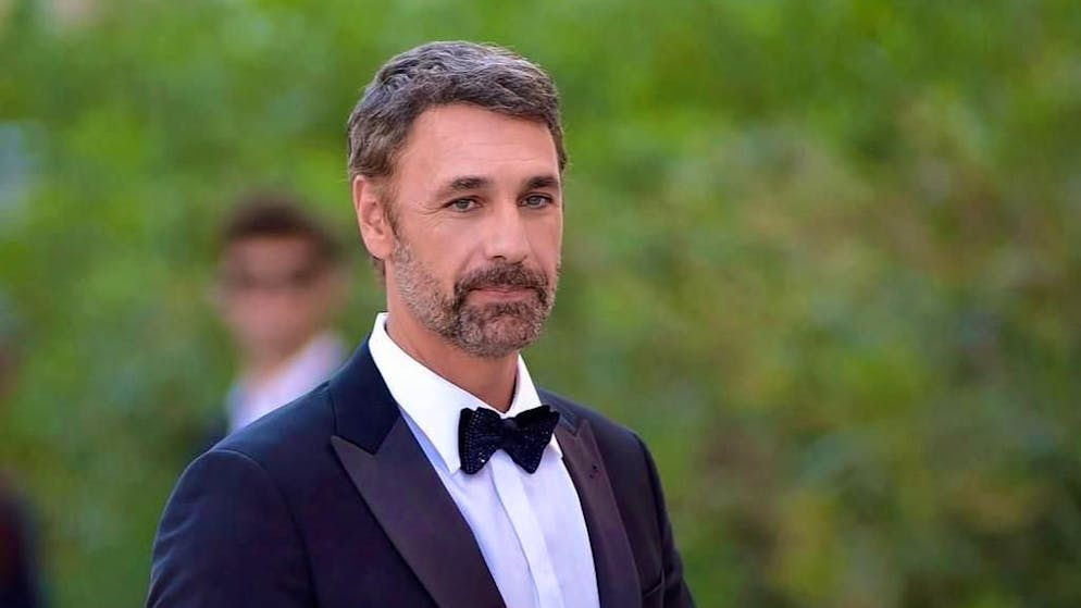 «Amici comuni». Raoul Bova ne è convinto: «Il cellulare è il terzo incomodo in una relazione»