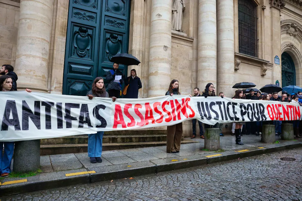 Des personnes brandissant une banderole sur laquelle on peut lire « Antifas assassins, justice pour Quentin» se rassemblent pour rendre hommage à Quentin, l'étudiant de 23 ans tué à Lyon, place de la Sorbonne, à Paris, en France, le 15 février 2026.