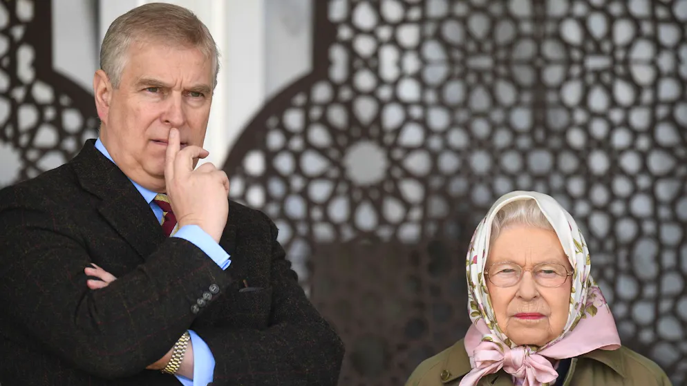Skandalprinz Andrew: Verhaftung an seinem 66. Geburtstag. Gerüchten zufolge war er der Lieblingssohn der 2022 verstorbenen Queen Elizabeth II. Hier ist er bei einem Anlass im Mai 2017 zu sehen. Sie soll stets eine schützende Hand über ihren Sprössling gehalten haben.