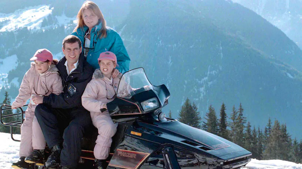 Skandalprinz Andrew: Verhaftung an seinem 66. Geburtstag. Aus ihrer Ehe stammen die beiden Töchter Beatrice (r.), und Eugenie. Hier während ihrer Winterferien in Verbier VS 1998. 