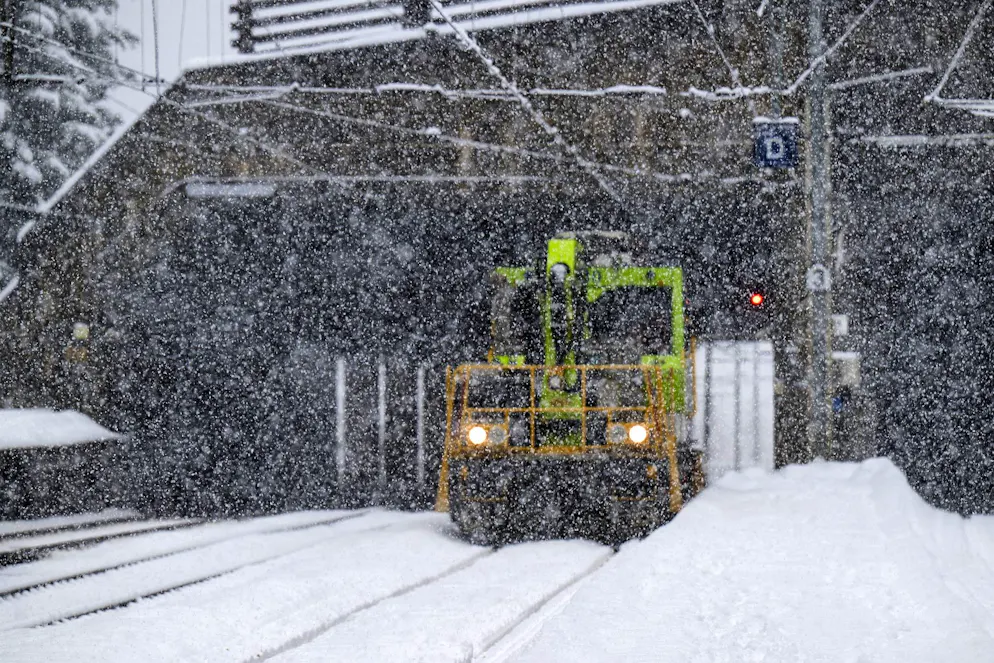 Zugentgleisung Goppenstein. Ein Bahntraktor der BLS steht im Einsatz. 