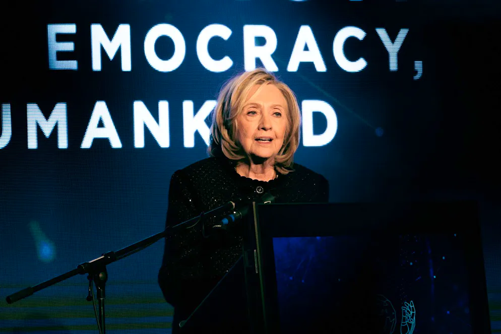 Die frühere US-Aussenministerin Hillary Clinton spricht heute bei der Eröffnung des «The World Forum 2026» im Hotel Adlon Kempinski in Berlin.