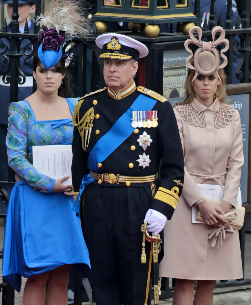 Skandalprinz Andrew: Verhaftung an seinem 66. Geburtstag. Prinz Andrew und seine Töchter bei Prinz William und Kate Middletons Hochzeit am 29. April 2011 in London.