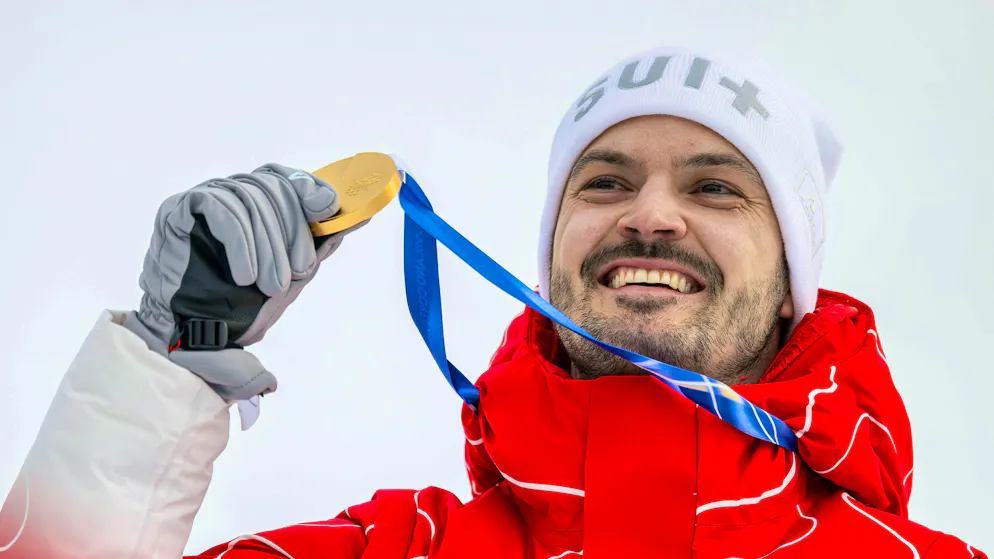 Loïc Meillard è raggiante dopo la sua vittoria olimpica nello slalom