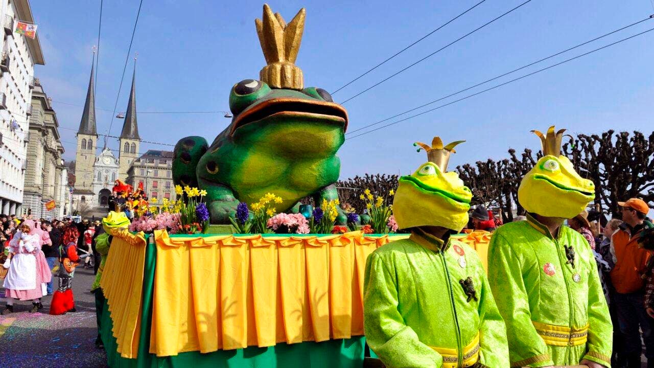 Vermischtes. 1500 trotzen dem Wetter an der Wey-Tagwache der Luzerner Fasnacht