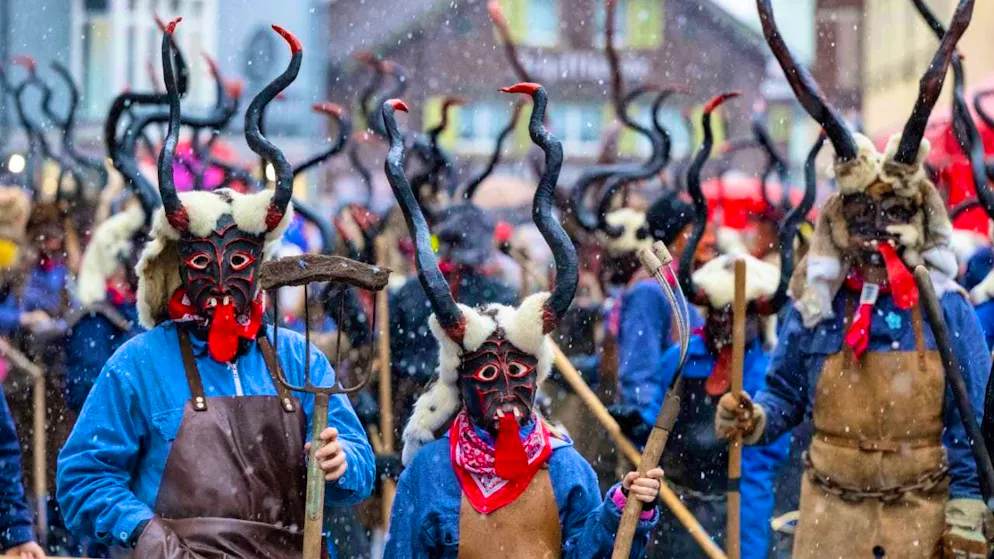 Tüüfel bring the hermits to the carnival at the Sühudiumzug - Gallery. In Einsiedeln SZ, rustic devils bring the population to the unholy carnival.