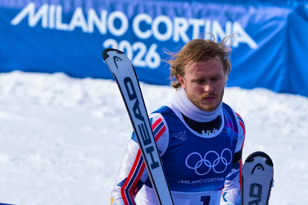 La straziante sconfitta di McGrath nello slalom olimpico. Infine si toglie gli sci, esce della pista e si getta sulla neve prendendosi qualche momento per sé. Le immagini sono strazianti.